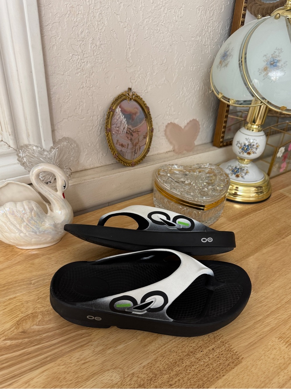 Super comfortable OOFOS black and white recovery flip flops 🖤🤍 Size EU40 W-9 M-7 - Picture 2 of 15